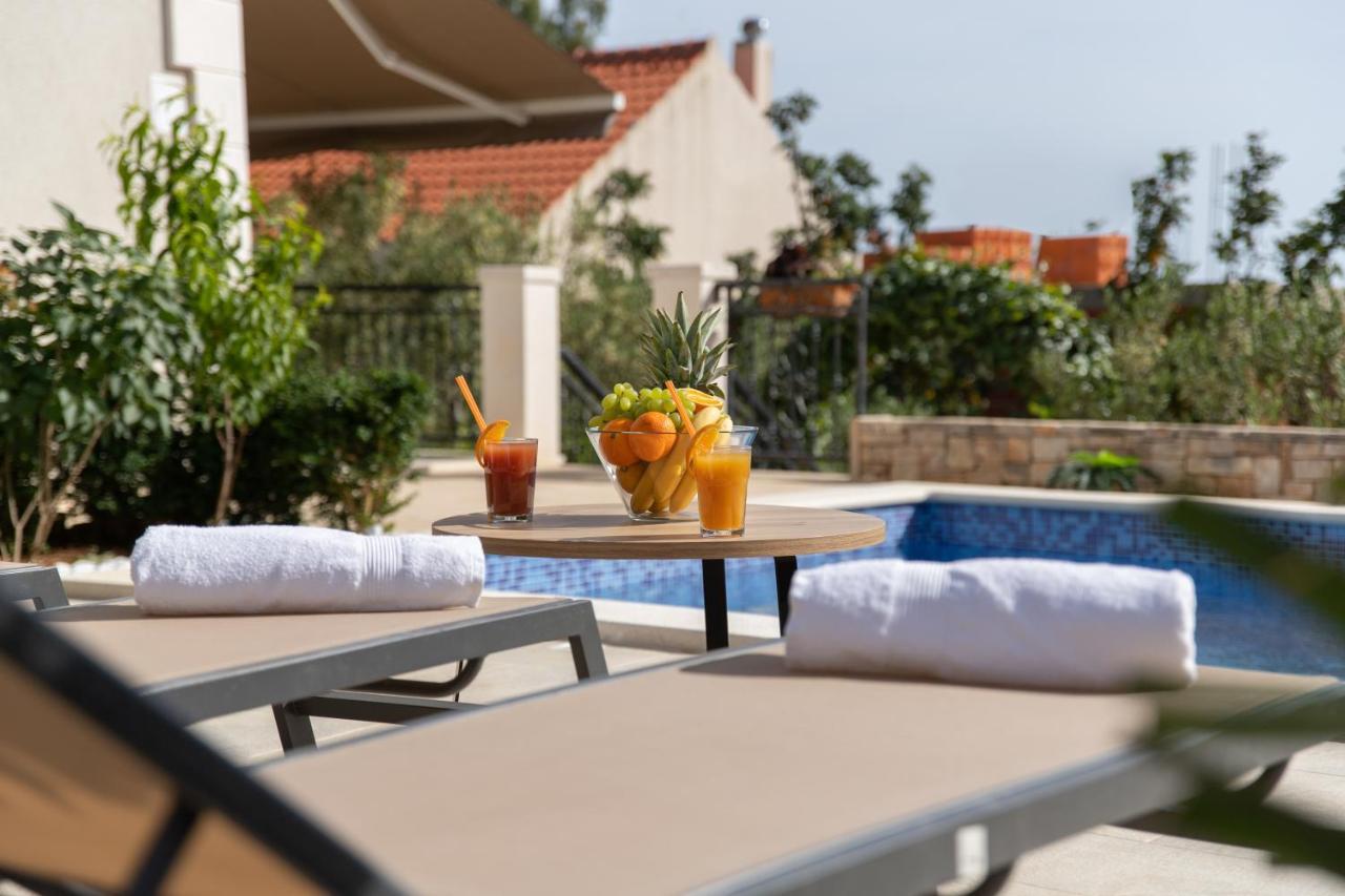 Villa Sun Garden - 4 Star Villa With Heated Swimming Pool, Quiet Bay, Bbq, 50M From The Sea Milna  Exterior foto